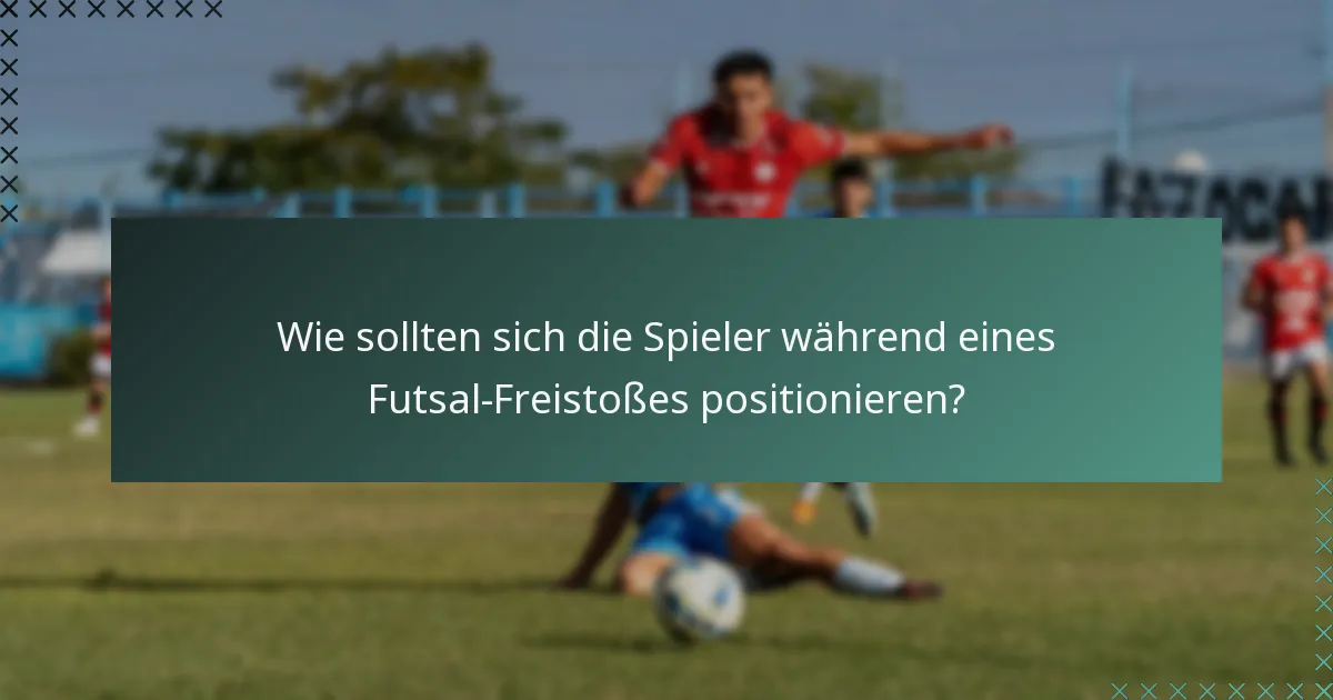 Wie sollten sich die Spieler während eines Futsal-Freistoßes positionieren?